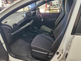 2021 Toyota YARIS - Thumbnail