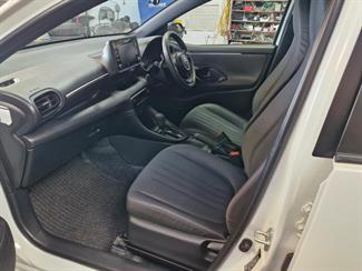 2021 Toyota YARIS - Thumbnail