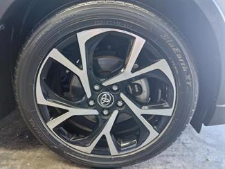2018 Toyota C-HR - Thumbnail