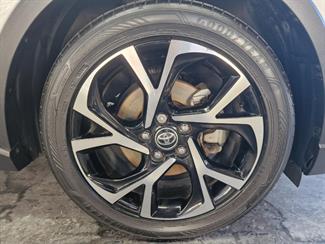 2017 Toyota C-HR - Thumbnail